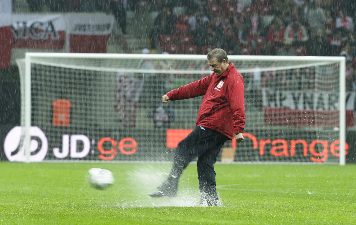 Inglismaa koondise peatreener Roy Hodgson demonstreerib ilmekalt - sellisel platsil ei saa jalgpalli mängida.
