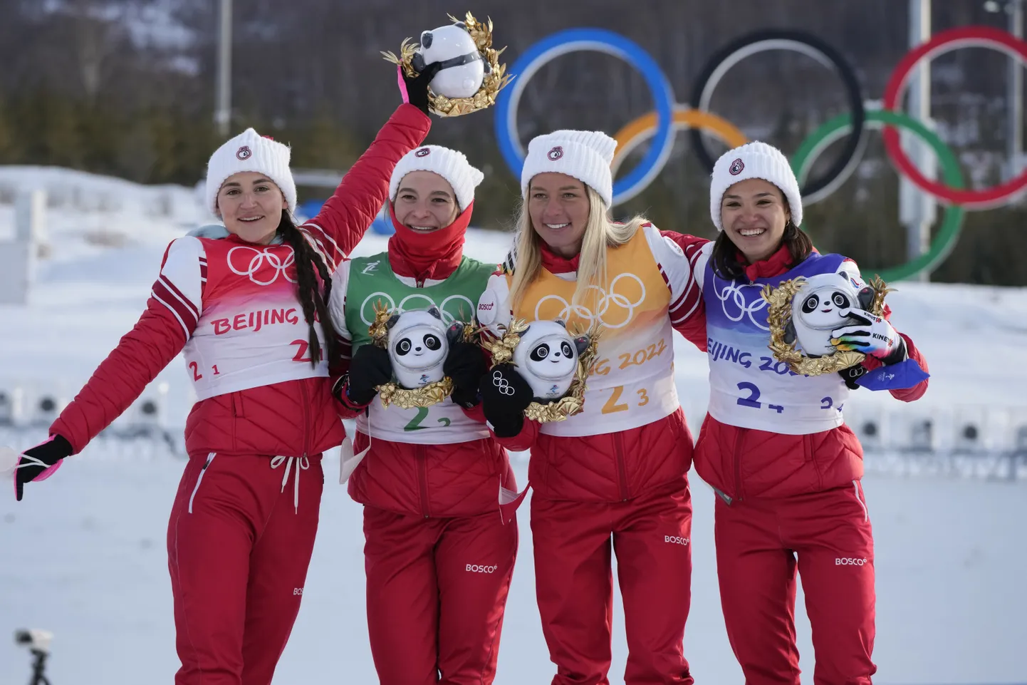 Юлия Ступак, Наталья Непряева, Татьяна Сорина и Вероника Степанова, победительницы лыжной гонки, ОИ в Пекине 2022.