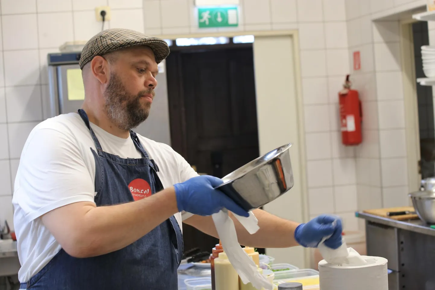 Bonzo on tööhoos oma restoranis Bonzai.