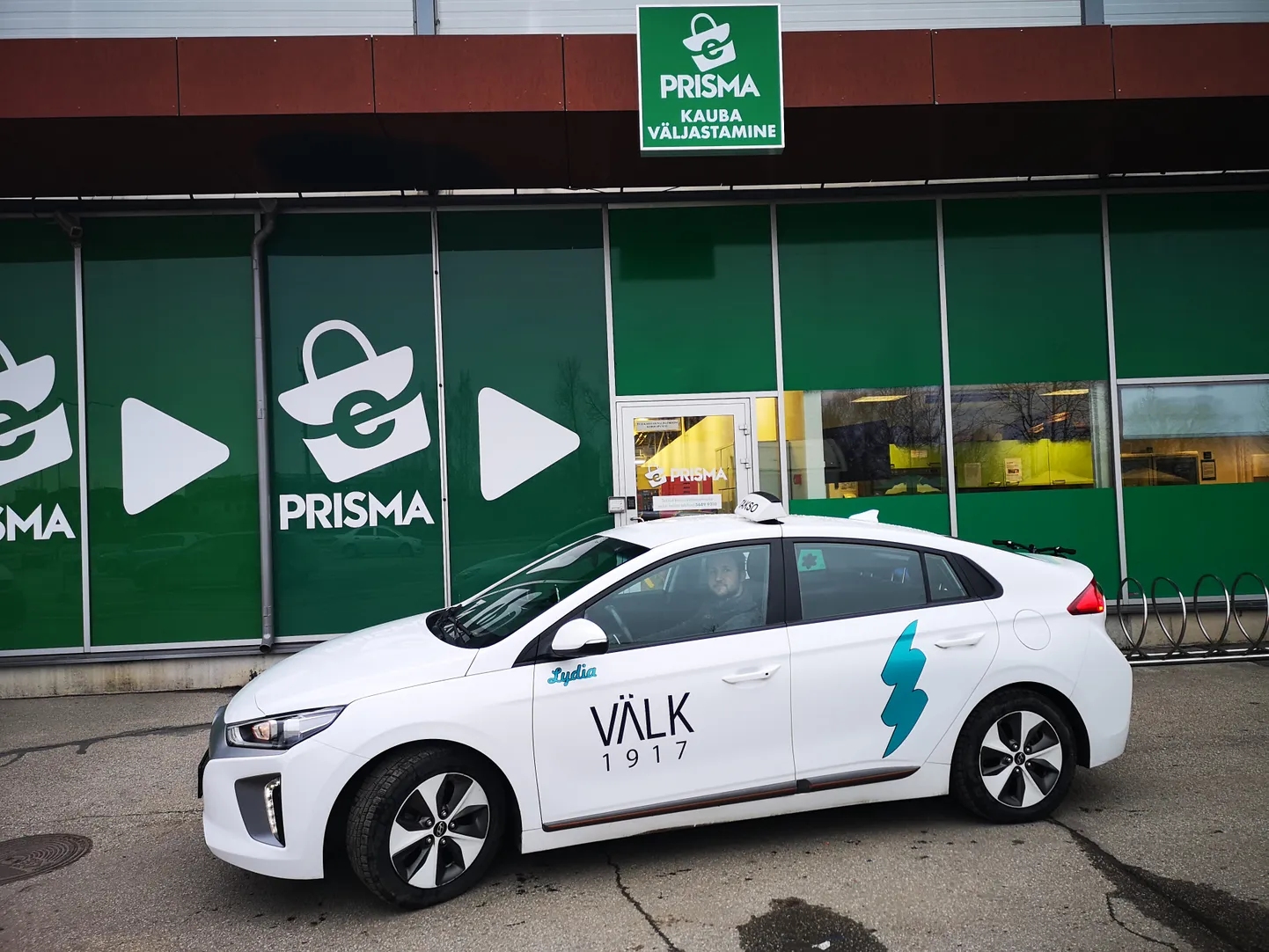 Välk elektritakso Tartu Sõbra Prisma ees.