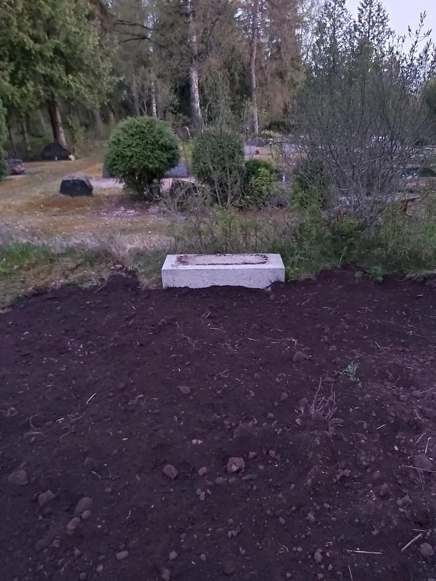 Laupäeva õhtul avanes Mihkli kalmistul kohas, kus varem kõrgus punamonument, selline vaatepilt.