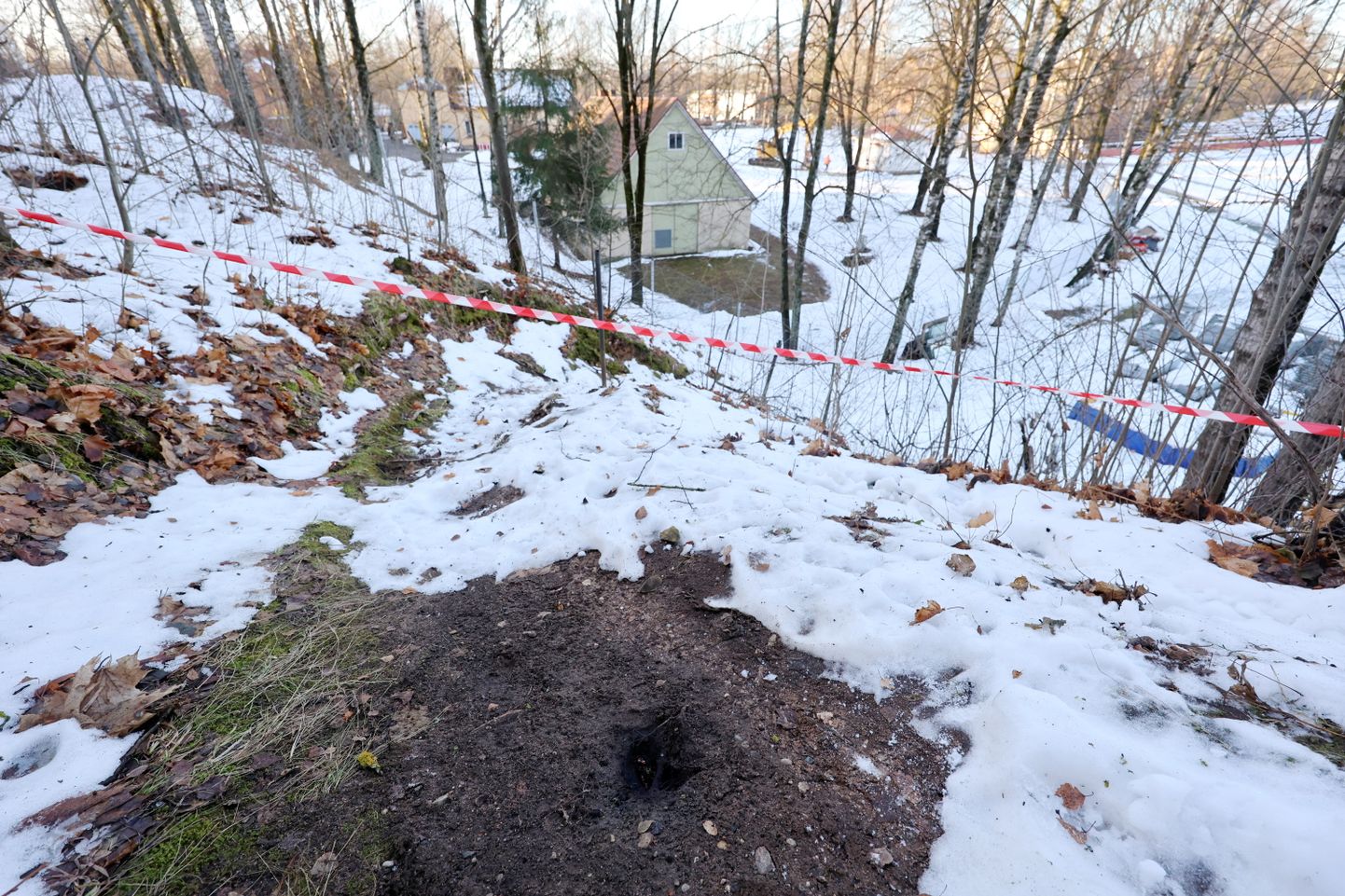 Поврежденный кабель на склоне стадиона Тартуского университета во вторник вечером искрил и трещал, словно упавший вниз фейерверк, растапливая в снегу вокруг себя яму.