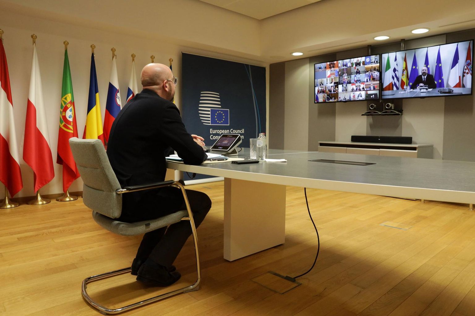 Euroopa ülemkogu president Charles Michel juhatamas 26. märtsil peetud virtuaalkohtumist. Selleks et saaks kokku leppida milleski nii tõsises nagu järgmiste aastate eelarved, oleks ilmselt vaja võimalust liidrite reaalseks ühte ruumi kogunemiseks. 