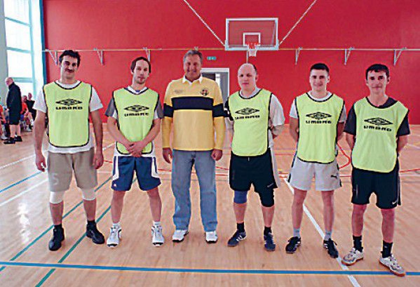 Почетным гостем чемпионата по баскетболу шахты «Эстония» был чемпион Сеульской олимпиады 1988 года Тийт Сокк (в цент­ре), вручивший награды победителю и лучшим игрокам команд.