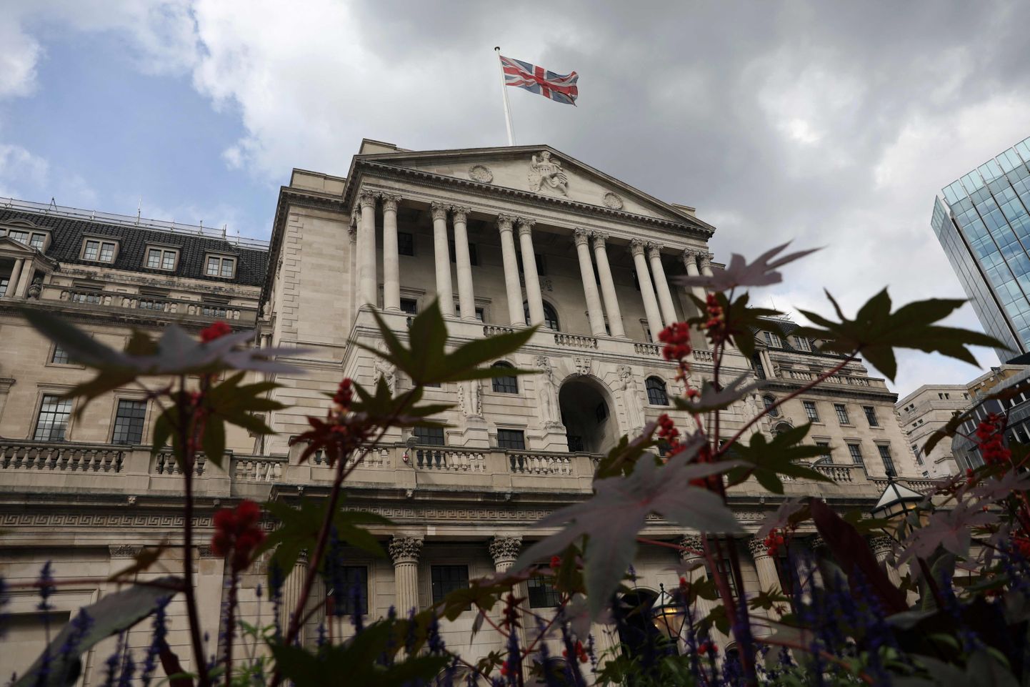 Inglise Pank tõstis intressimäära küll konservatiivselt vaid poole protsendipunkti võrra, kuid plaanib müüa oma Ühendkuningriigi valitsuse võlakirjade portfelli.