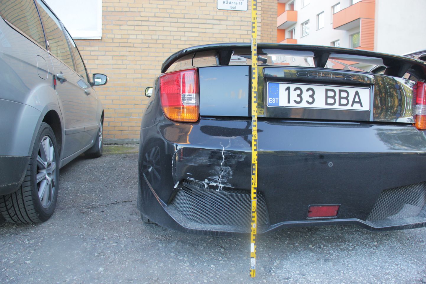 Täna kella 20.25 ajal teatati, et Tartus, Anne tänav  45 ees on Toyota Celicale külge sõidetud vahemikus kella 19.00-20.15.