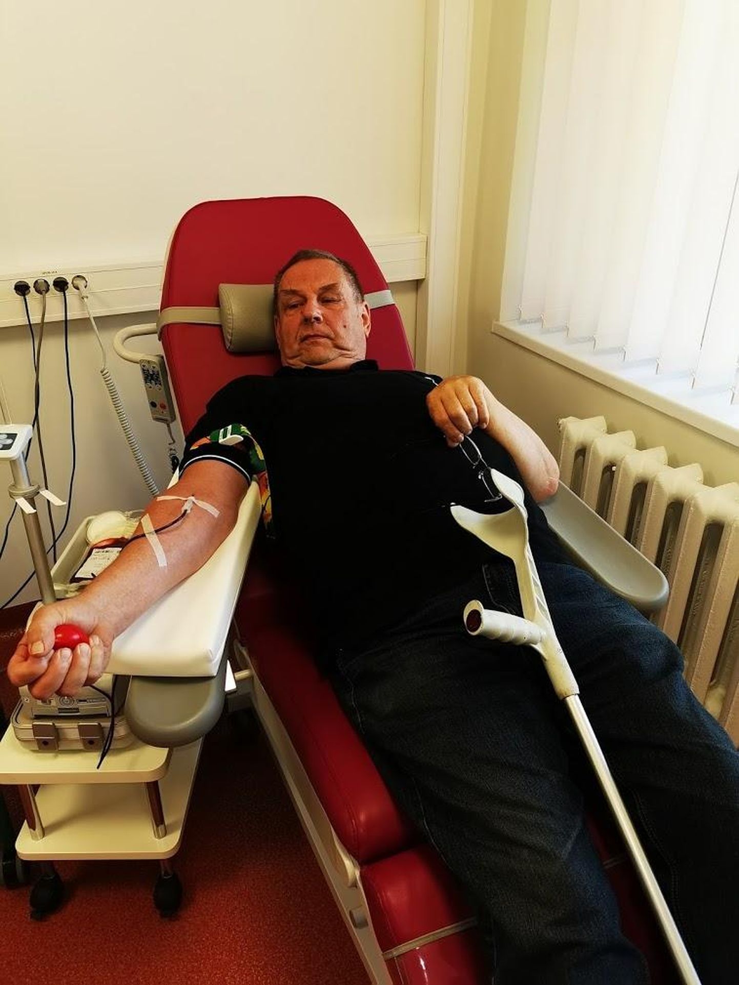 Lembit Kipper julgustab teisigi verd annetama. Tema kinnitust mööda on protseduur valutu ning seda teevad spetsialistid.