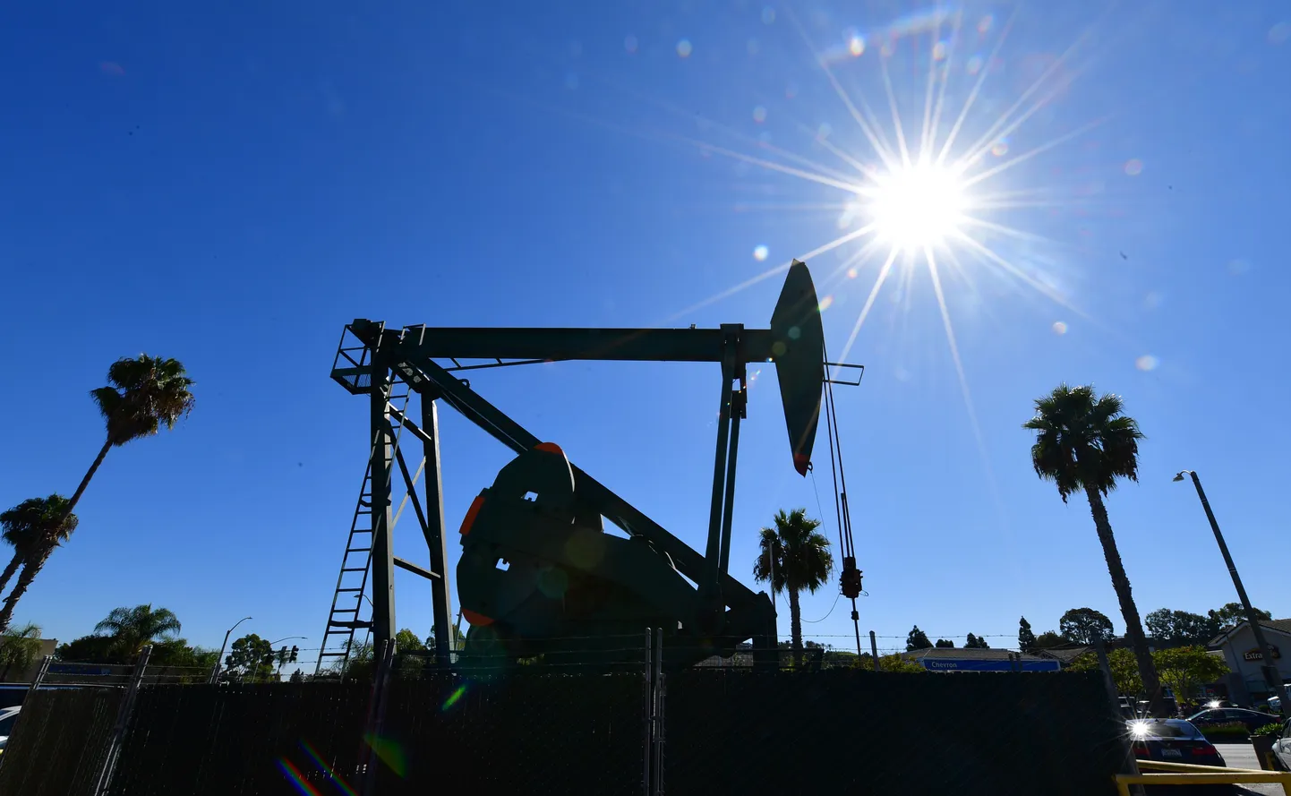 Добыча нефти.