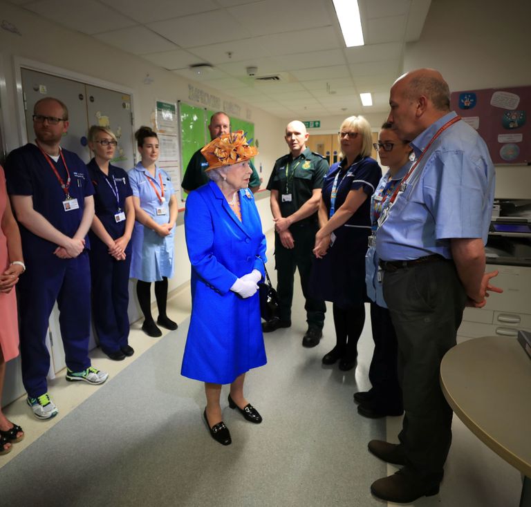 Kuninganna Elizabeth II külastas Manchesteri lastehaiglat, kus on 22. mai rünnakus kannatada saanud lapsed ravil