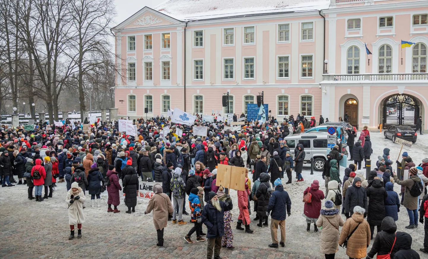 Meeleavaldus tõi Toompeale hulgaliselt haridustöötajaid, õpilasi ja muidu solidaarseid kodanikke.
