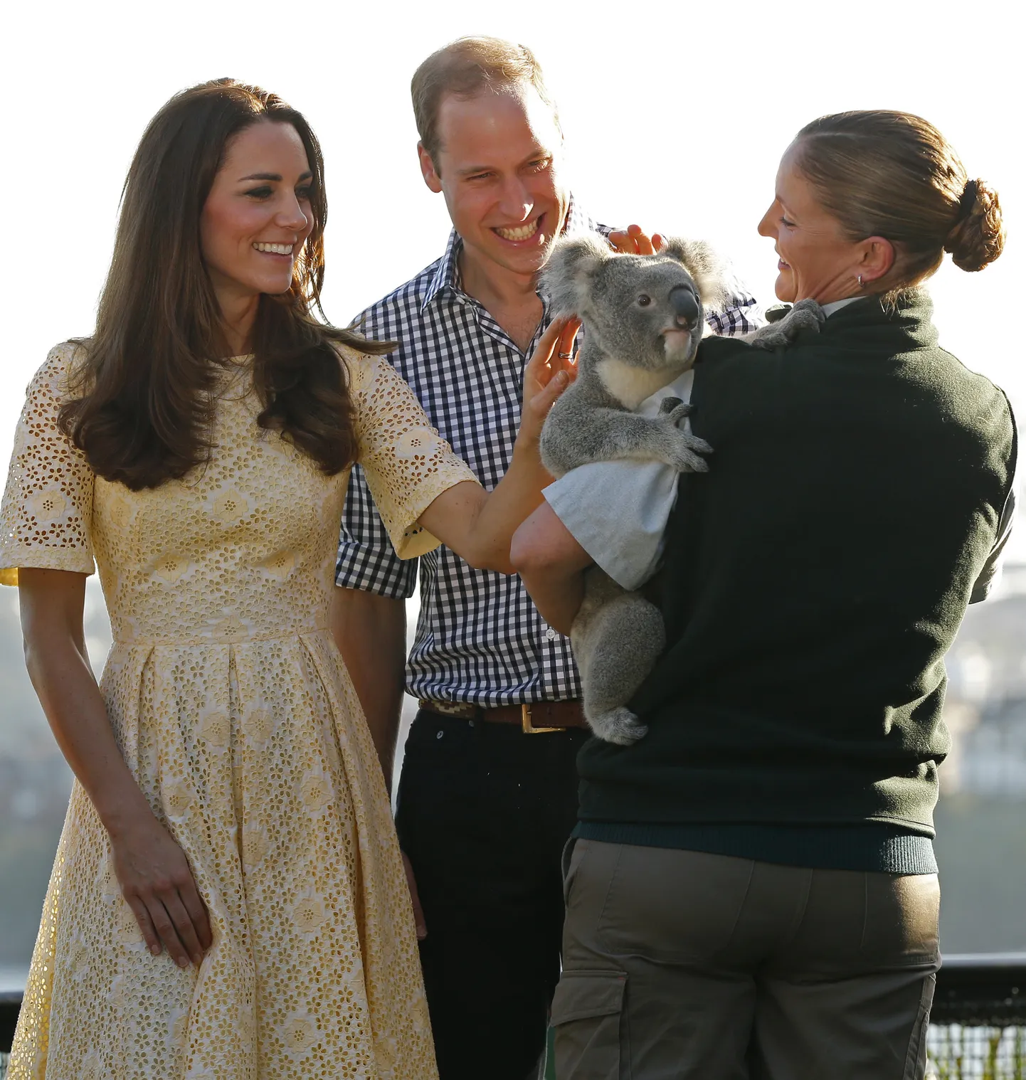 Prints William ja Kate Middleton Austraalias koaalat paitamas.