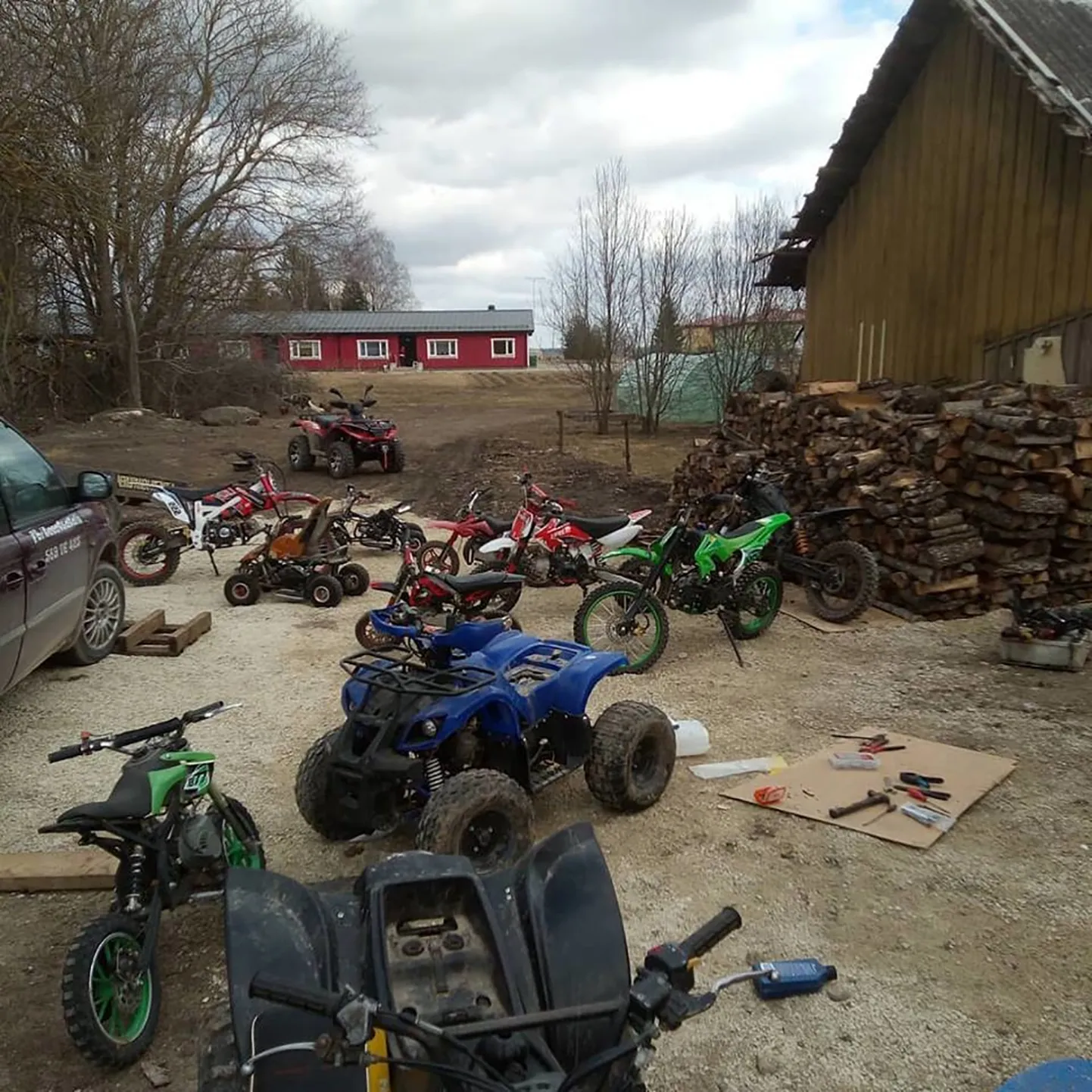 Imavere krossirajal on ka kohapeal olemas mototehnika, millega lapsed saavad kiiremaid ringe harjutada.