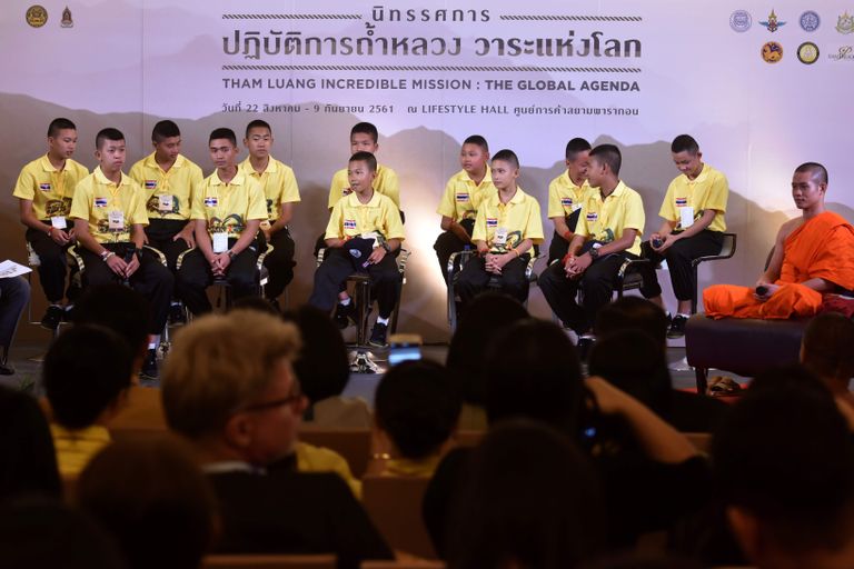 Koopast päästetud jalgpallipoisid septembris 2018  Bangkoki ostukeskuses toimunud meediasündmusel