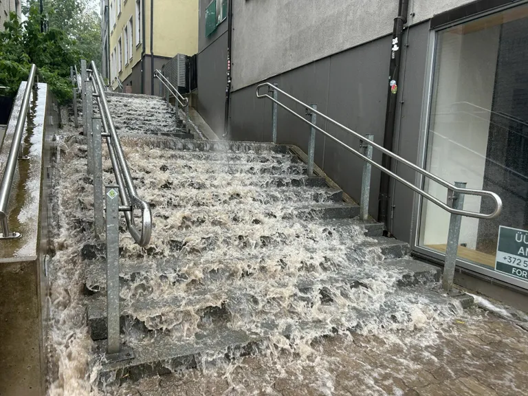 Лестница в центре Тарту во время ливня была похожа на водопад.