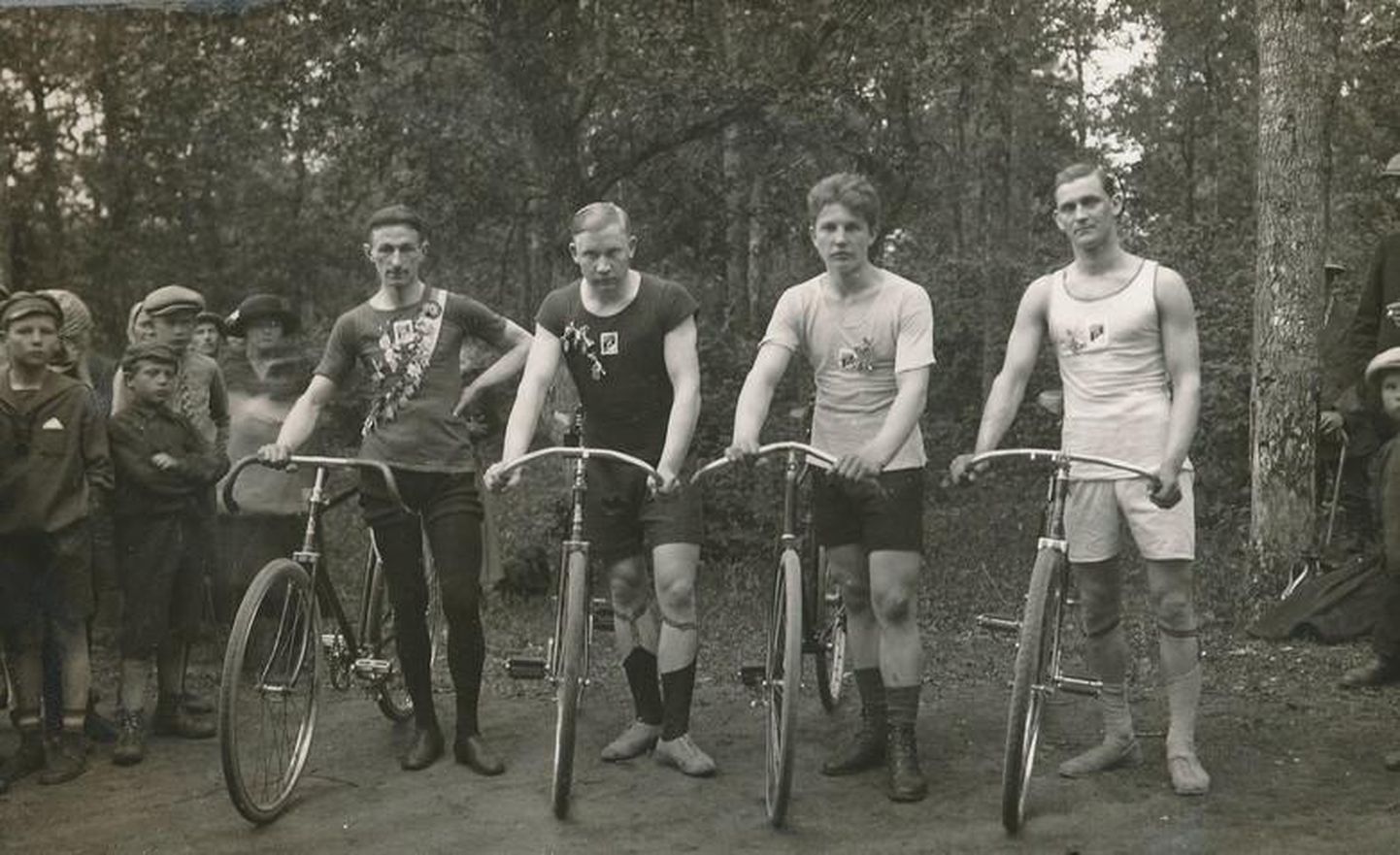 Rakvere tammikus peetud jalgrattavõistluse võitjad: vasakult Ivan Ivanov, Leonhard Friedrich Kuivkaev, Talpak ja Laast. Aasta oli 1925.