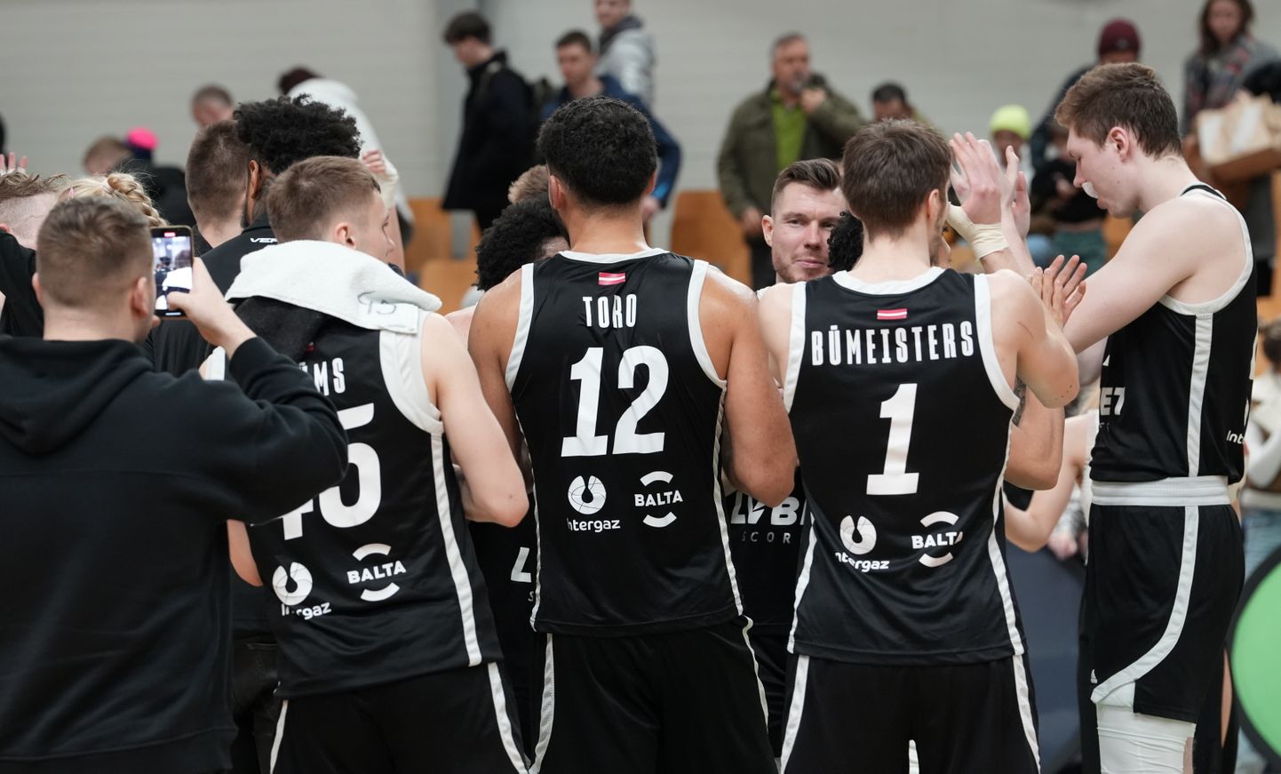 "VEF Rīga" spēlētāji priecājas par uzvaru Latvijas - Igaunijas Basketbola līgas spēlē, kurā tiekas "VEF Rīga" un "Ogre" basketbola komandas "Rimi" Olimpiskajā centrā.