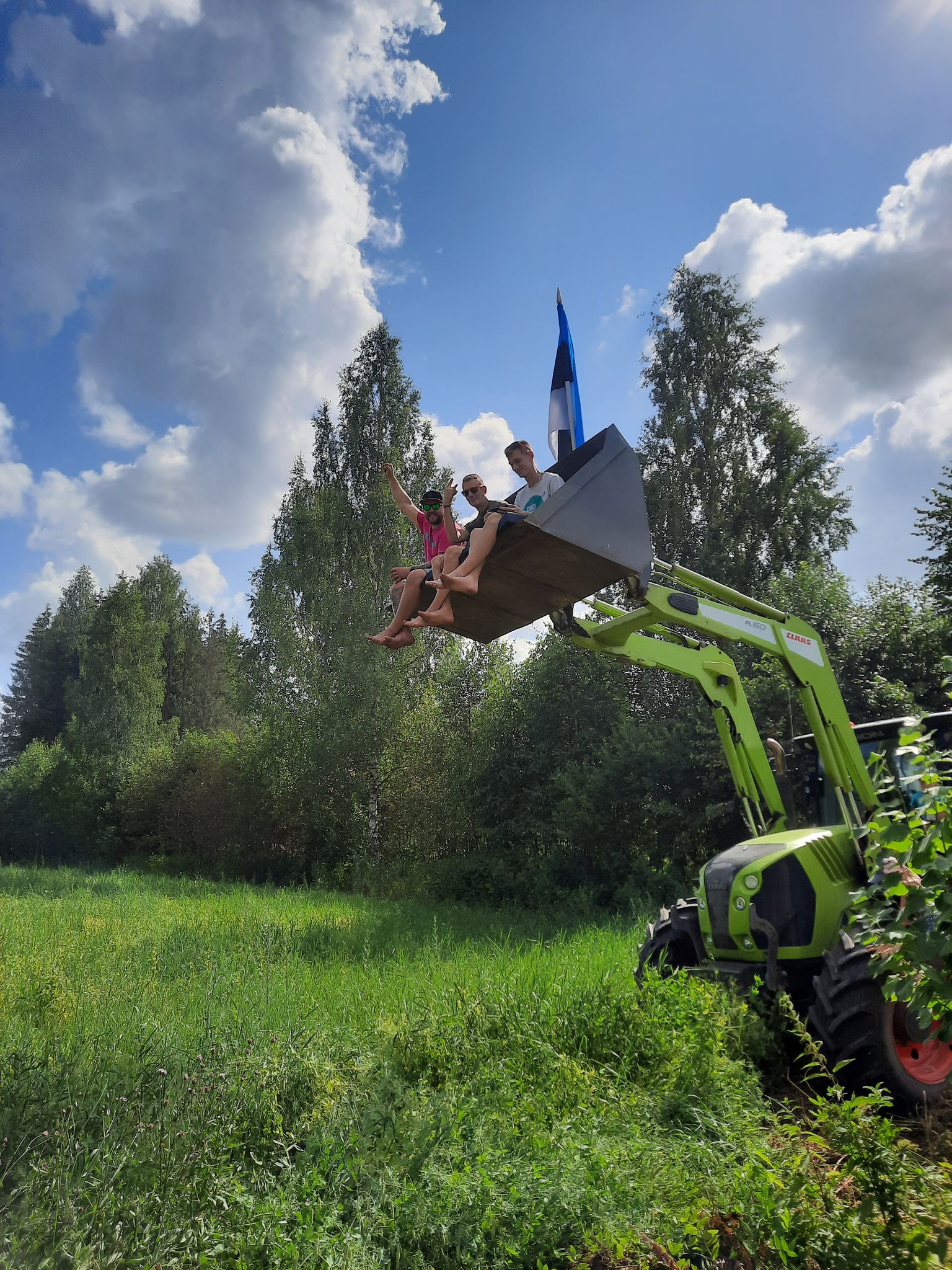 Veskimõisa külas jälgib ralliseltskond kiiruskatseid koduõuel traktori kopa otsast, ligi kuue meetri kõrguselt.