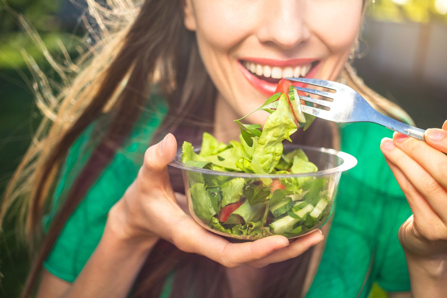 Девушка ест зеленый салат. Иллюстративное фото