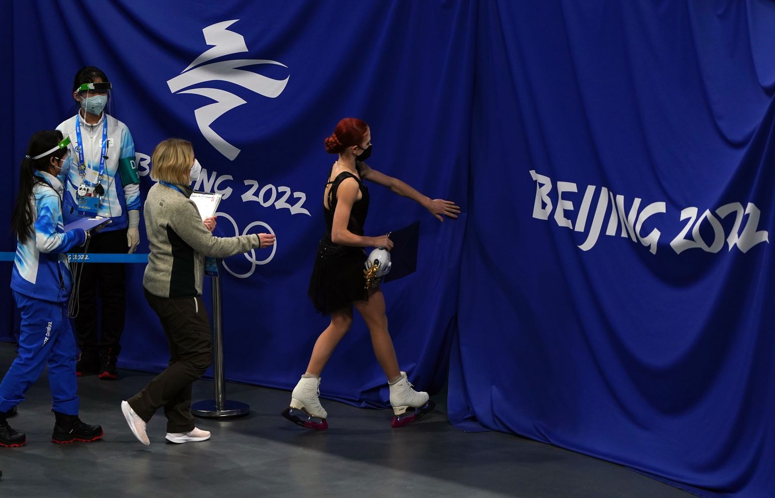 Александра Трусова покидает арену после одиночного катания. ОИ в Пекине 2022.