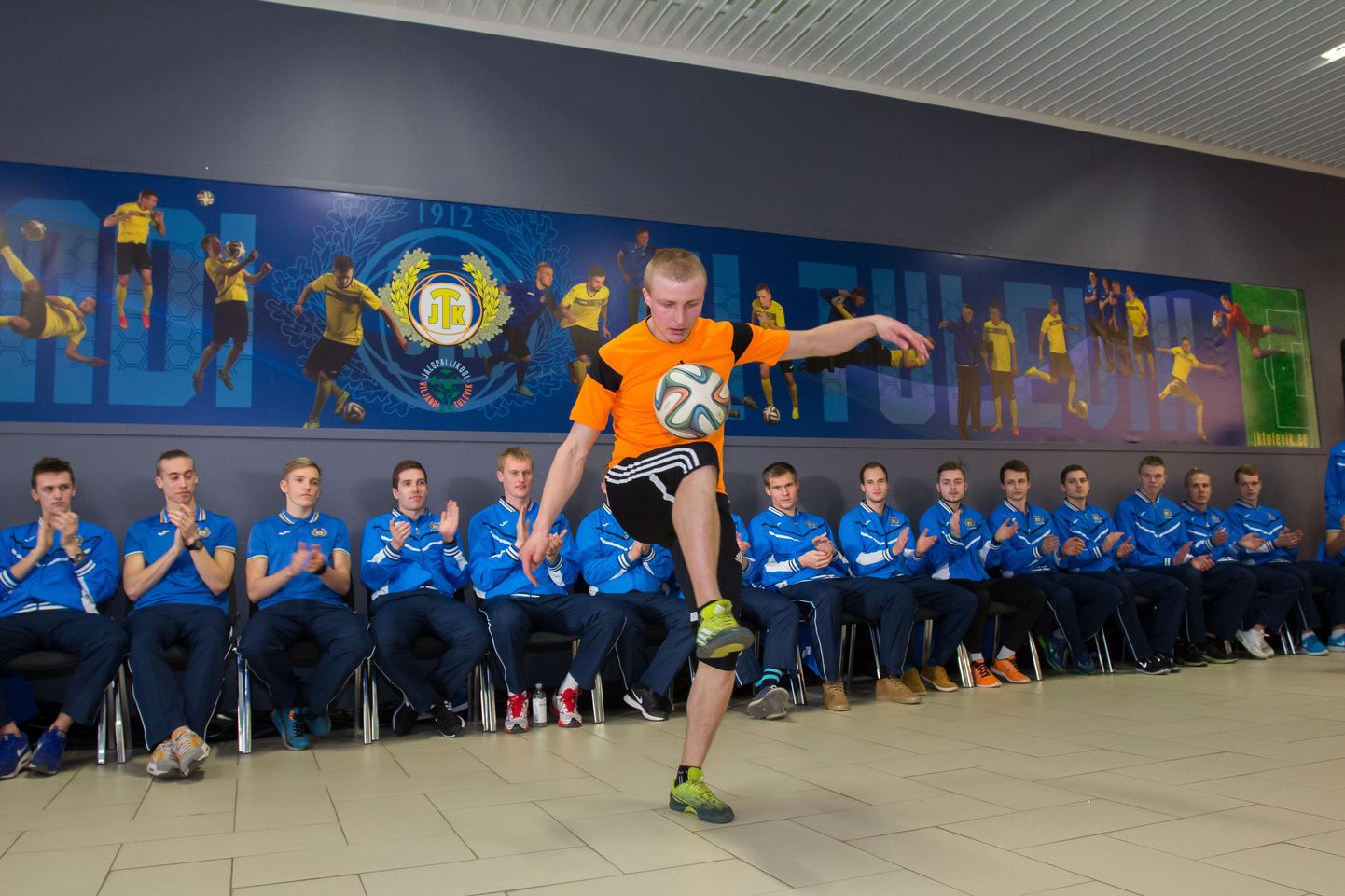 Viljandi jalgpalliklubi Tulevik korraldas reedel Centrumi kaubanduskeskuses esindusmeeskonna esitluse.