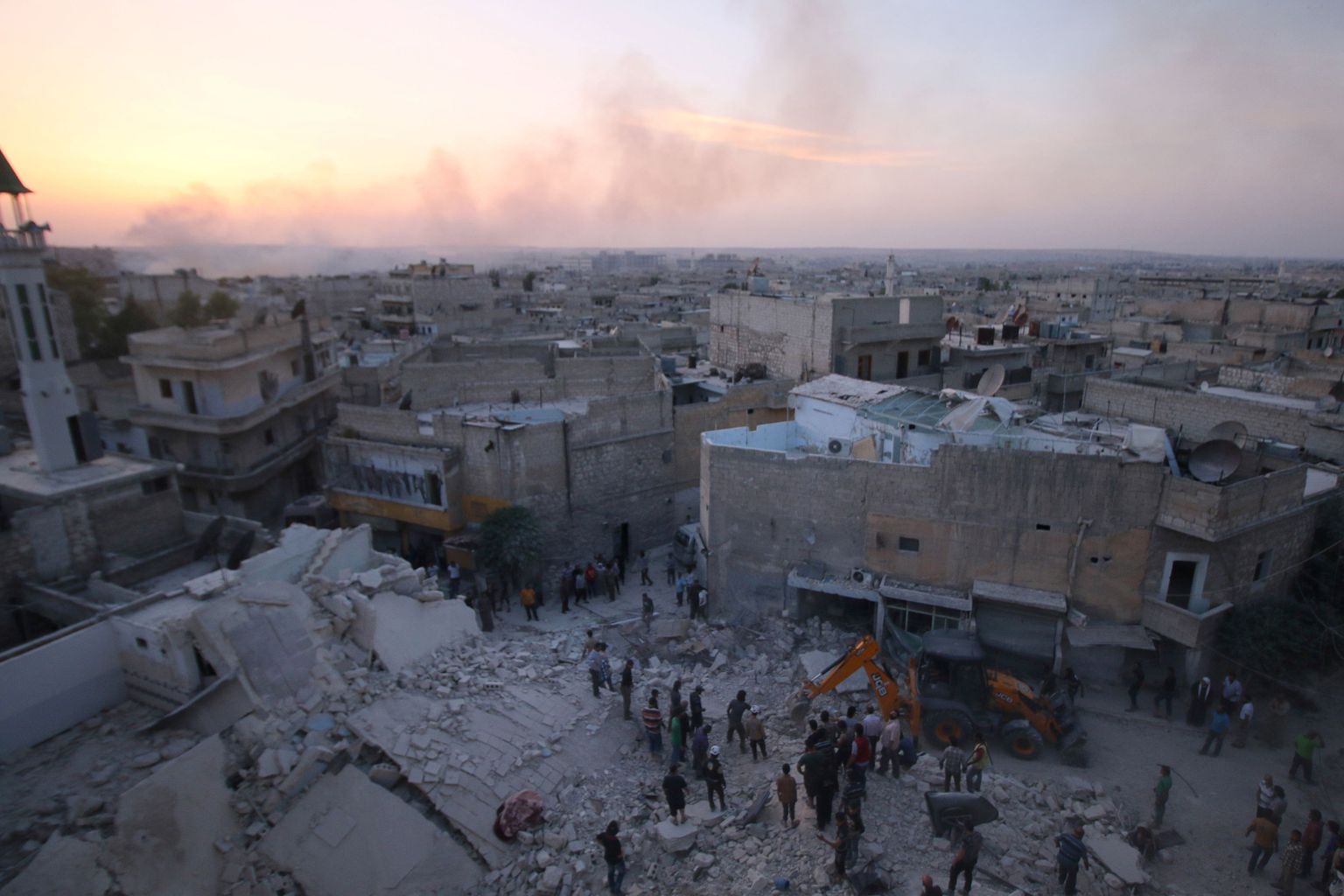 Elanikud hindavad pärast õhurünnakut kahjude ulatust Aleppo Al-Hallaki linnajaos.