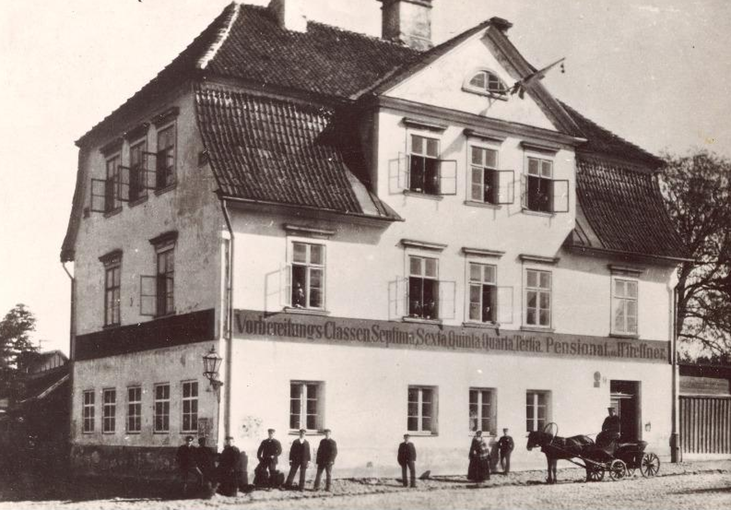 Hugo Treffneri Eragümnaasiumi maja Tartus Hobuse tänav 2. Pilt on tehtud 1895. aastal.