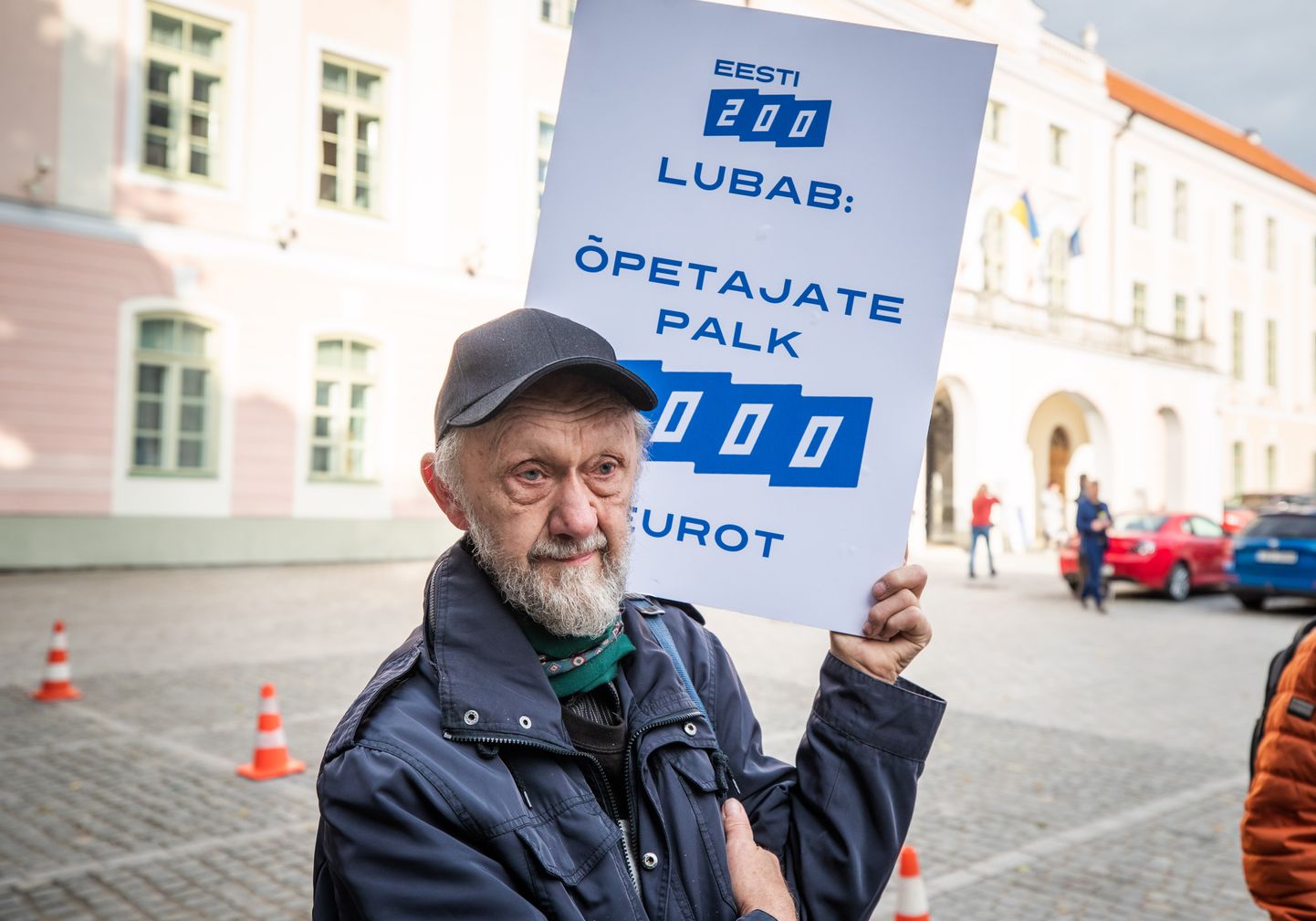 Организация «Ноор Ээсти 200» сегодня утром проведет в Таллинне перед зданием парламента политическую акцию в поддержку повышения зарплаты учителей.