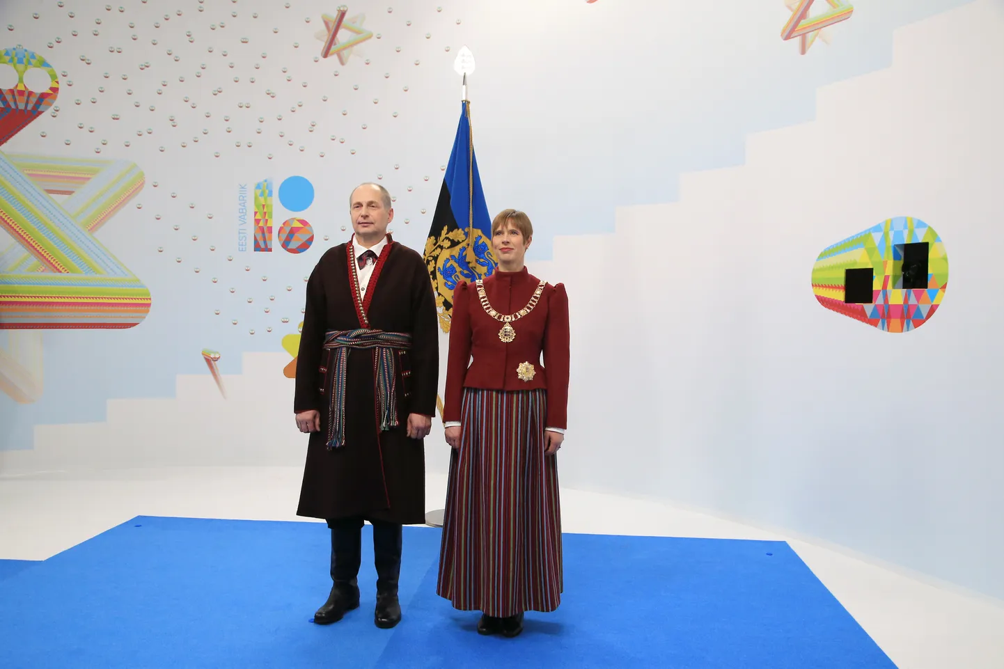 Juubelivastuvõtul presidendipaari Tori linnamoelised rahvarõivad valmistas Olustvere teenindus- ja maamajanduskooli tekstiilieriala õpetaja Inna Raud koos oma meeskonnaga.