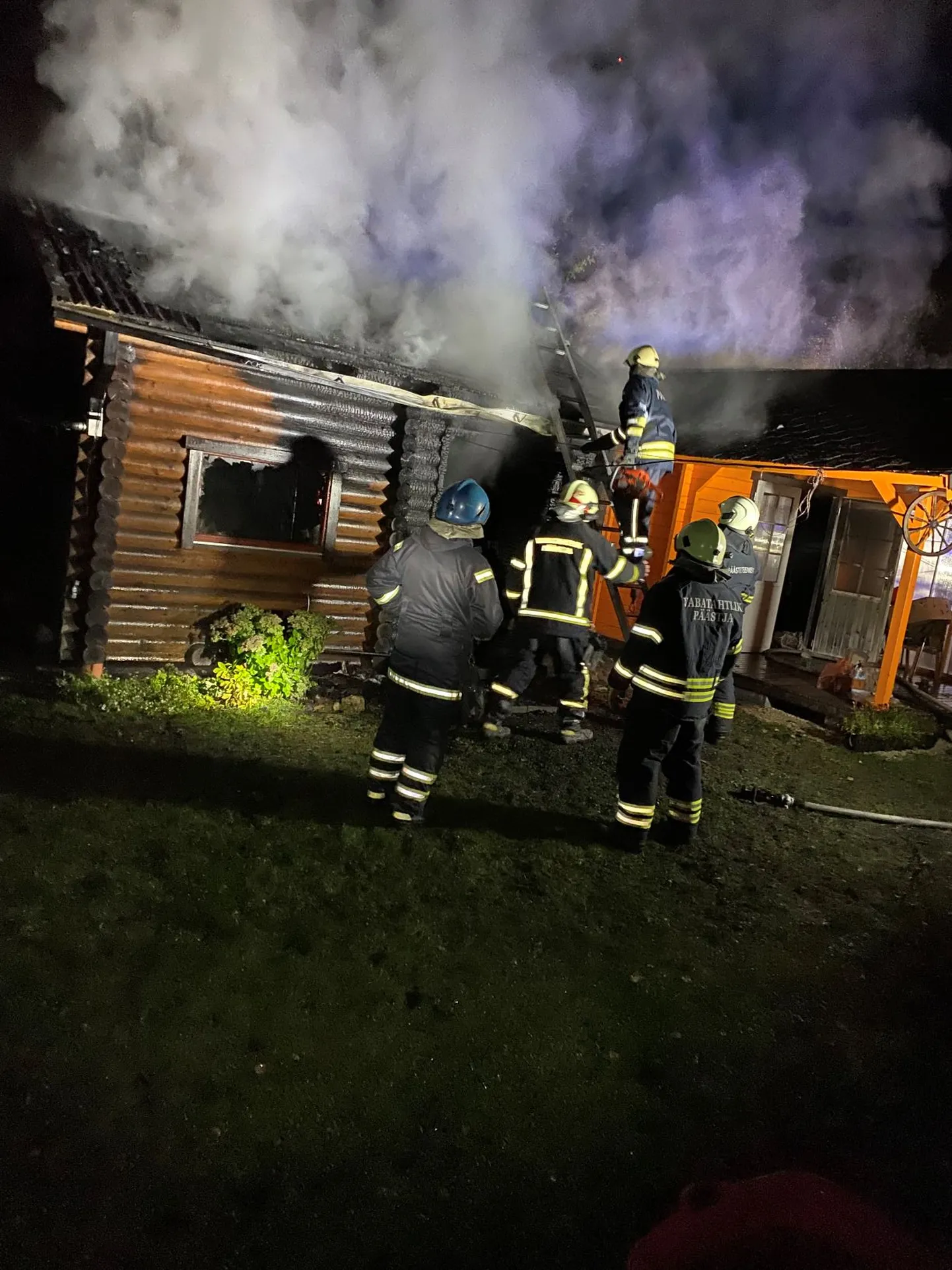 Päästjad piirasid tule leviku kell 21.18, tulekahju kustutati lõplikult kell 22.54.