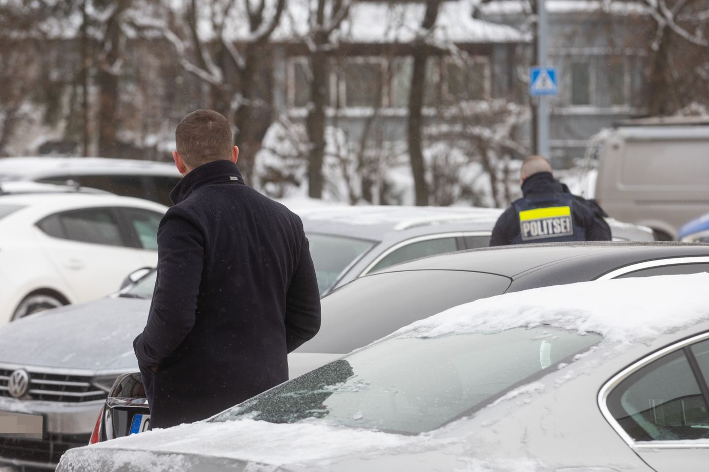 Siseminister Lauri Läänemetsa isikliku auto aknad löödi öösel puruks. Pildil menetlustoimingud.