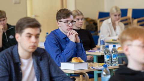 RIIGIEKSAMITE TULEMUSED KÄES ⟩ Maakonna koolides tehti enamasti riigi keskmisest kehvemad tulemused
