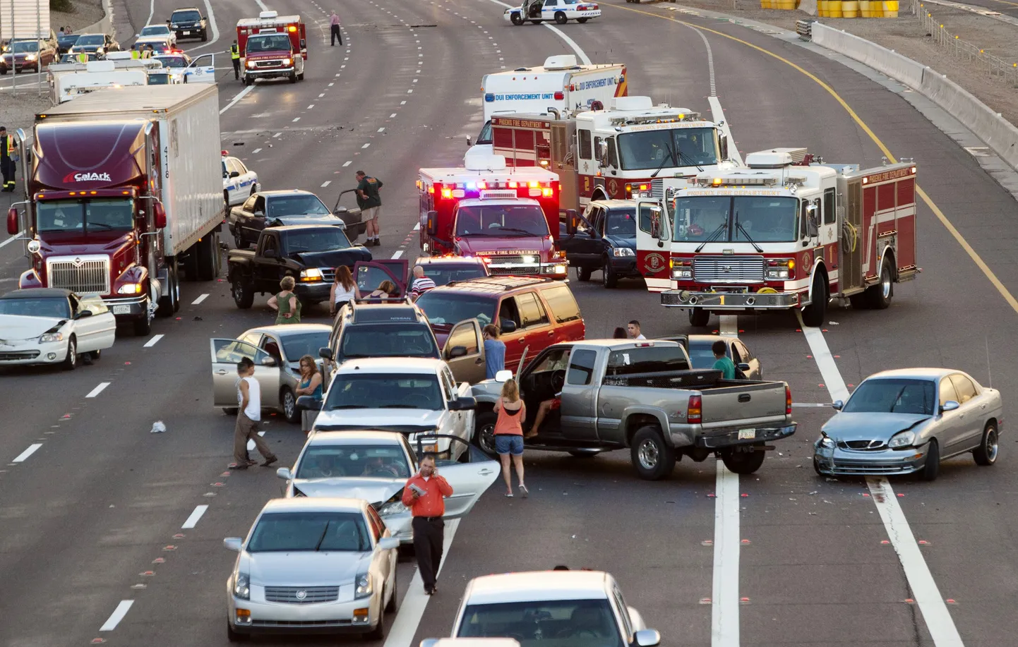 Часть машин, столкнувшихся в крупном ДТП на шоссе в американском штате Аризона 28 августа 2010.