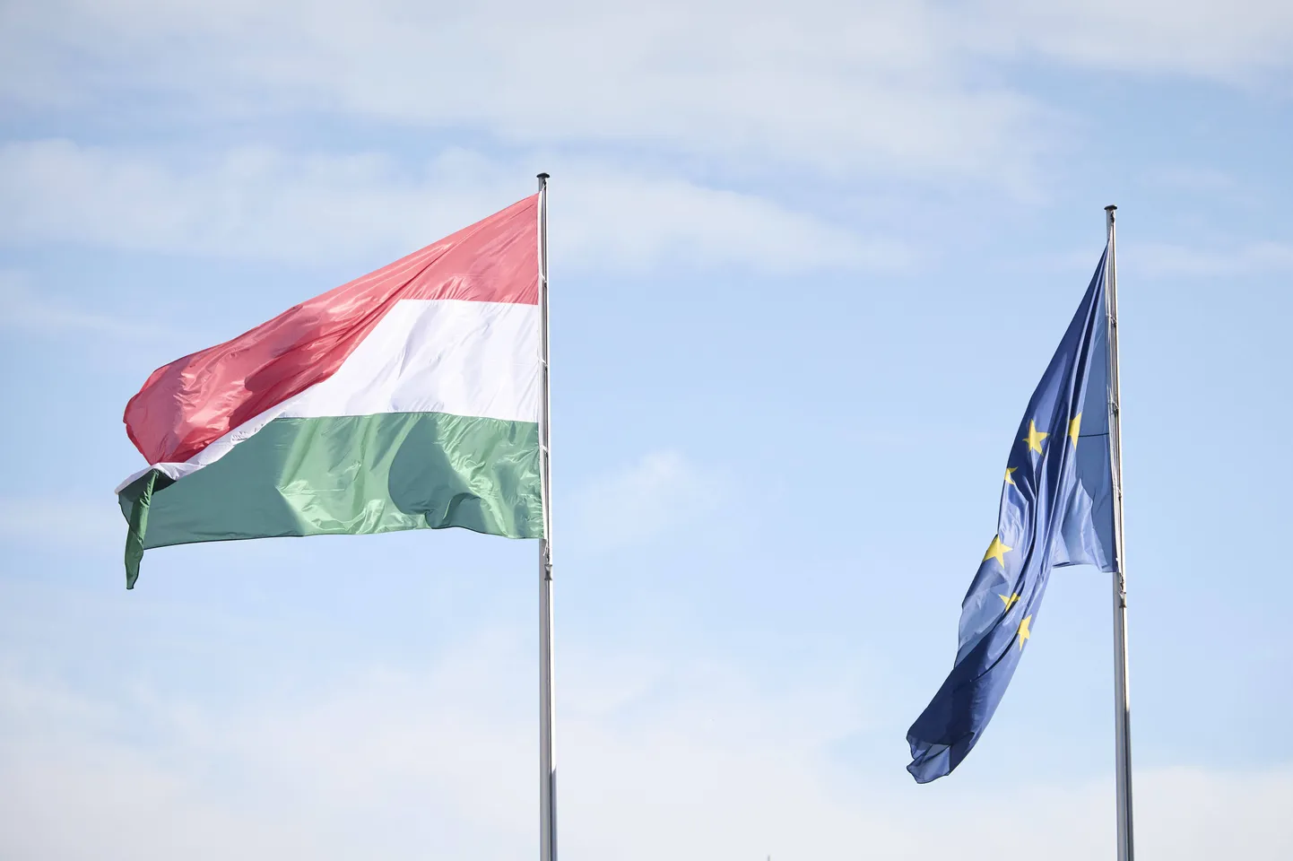 Ungari ja Euroopa Liidu lipud.
