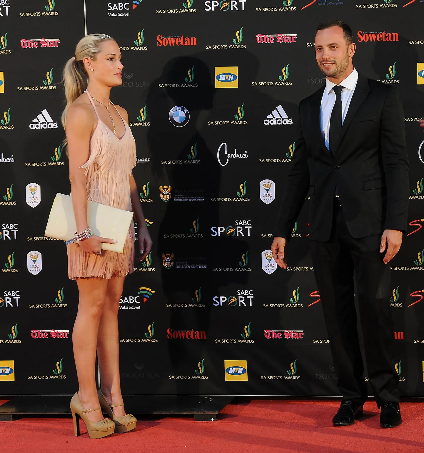 Reeva Steenkamp (vasakul).