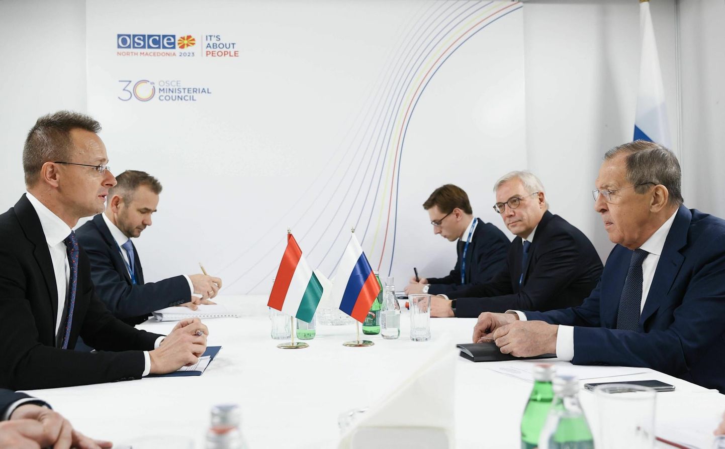 Vene välisminister Sergei Lavrov (paremal) kohtus eile Skopjes toimunud OSCE välisministrite kohtumise ajal Ungari kolleegi Péter Szijjártóga. 