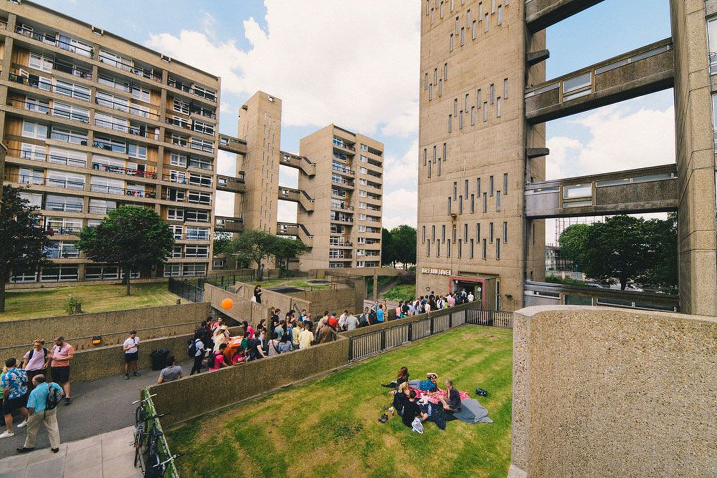 Aet Ader elas Londonis viibides arhitekti Ernö Goldfingeri 1967. aastal valminud kuulsas Balfron Toweris, mida peab brutalistliku arhitektuuri tippteoseks. «Ses hoones on tõepoolest realiseerunud modernistlike arhitektide ideed tänavatest õhus,» selgitab ta.
