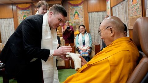 FOTOD ⟩ Dalai-laama sai eestlastelt kingiks nokkmütsi, villased sokid ja Grünbergi tehtud lühifilmi