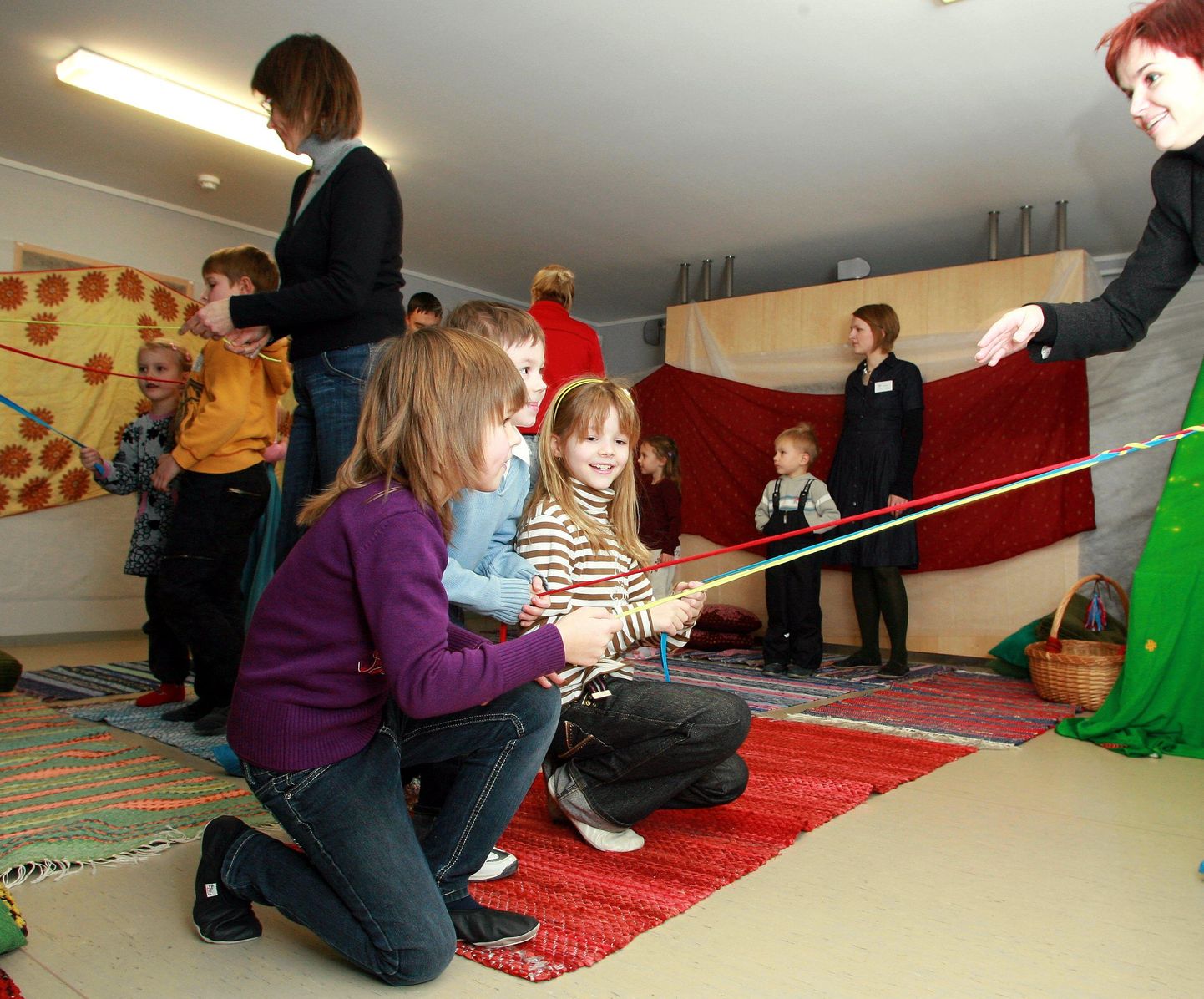 Viljandi muuseumi jõulutoas saab Lüüli Kiige näpunäidete järgi meisterdada lõngast ja riideribadest jõuluehteid.