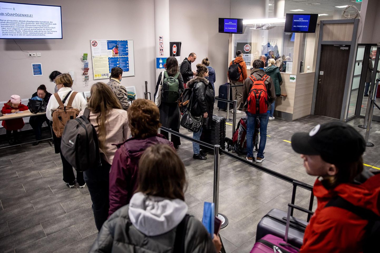 Venemaalt Eestisse sisenejad on end passikontrolli järjekorda sättinud ja piirivalvuritel tööd jagub.