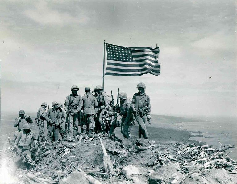 USA sõdurid pärast USA lipu püstitamist 23. veebruaril 1945 Iwo Jima saare Suribachi vulkaanile