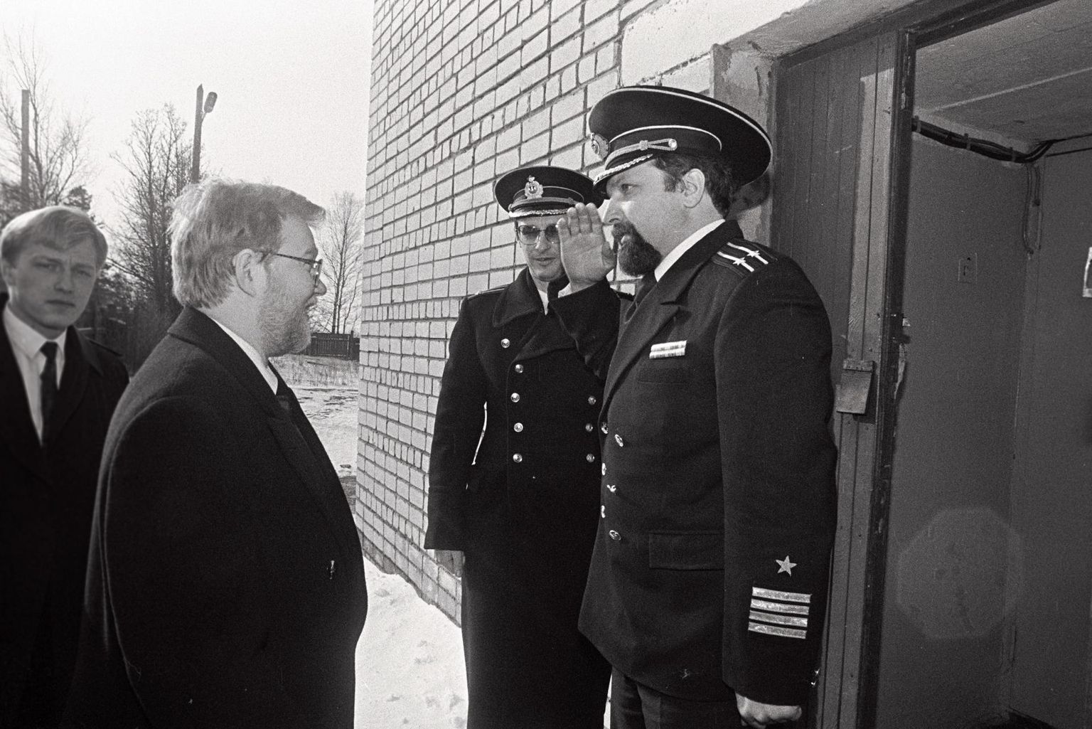 Peaministri Mart Laari (vasakul) saabumine Vene Sõjalaevastiku Teadusliku Uurimise Instituuti Suurpeal. Märts 1993.