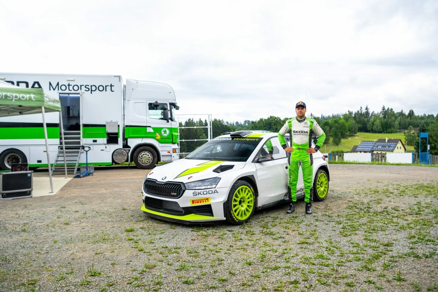 Andreas Mikkelsen Škoda Fabia RS Rally2 kõrval.
