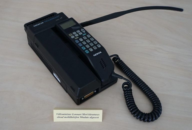 Lennart Meri telefon, omaaegne tehnika viimane sõna, abimees Eesti iseseisvuse taastamisel (asub ministeeriumi muuseuminurgas). Moskva pealtkuulamise vältimiseks oli suhtluskanal välismaailmaga loodud Soome mobiilivõrgu kaudu. Foto: välisministeerium