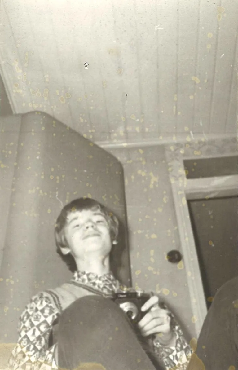 Teismeline Urmas Luik fotokaameraga. Sestpeale pole ta praeguseni, kui on 60, pildistamist sinnapaika jätnud.