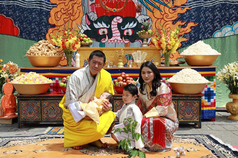 Bhutani kuninglik pere vasakult: kuningas Jigme Khesar Namgyel Wangchuck, ta süles imikust prints Jigme Ugyen Wangchuck, kroonprints Gyalsey Jigme Namgyel ja kuninganna Jetsun Pema