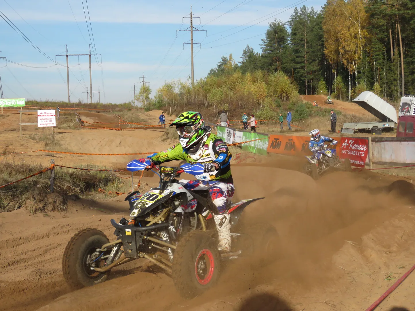 Niinimetatud quadracer’it eristab tavapärasest ATVst kergus ja kiirus. Fotol quad-klassis viienda koha pälvinud Rene Tarend Sõmerpalu motoklubist.