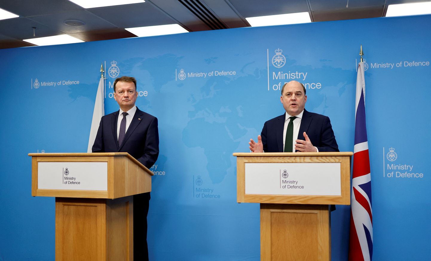 Briti kaitseminister Ben Wallace (paremal) ja tema Poola ametivend Mariusz Blaszczak (vasakul) Londonis 7. veebruaril 2022.