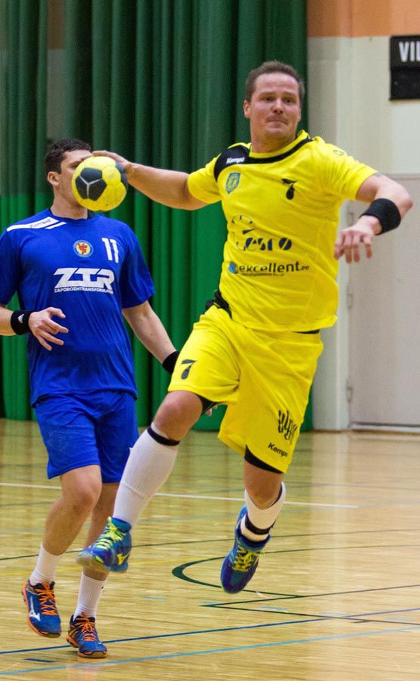 Viljandi käsipallimeeskond pidi kolmapäeval Eesti meistrivõistlustel tunnistama Põlva Serviti paremust.
Viljandlaste suurim väravaviskaja oli  Kristo Voika. (palliga)