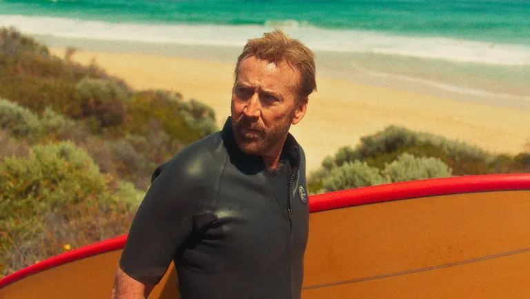 Nicolas Cage tahab «Surfaris» hirmsasti laineid püüda, aga kohalikud jõmmid teevad tal rannas elu kibedaks.