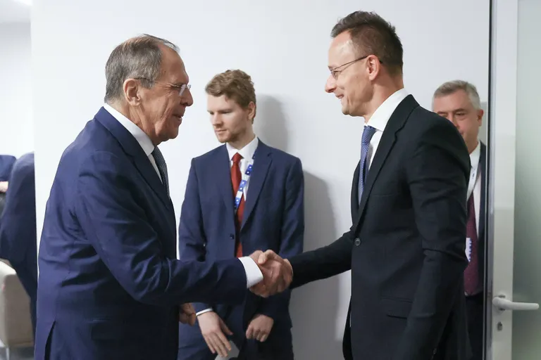 Vallettas leidus siiski ka neid, kes Vene välisministril entusiastlikult kätt surusid: Sergei Lavrov kohtumisel oma Ungari kolleegi Peter Szijjartoga.